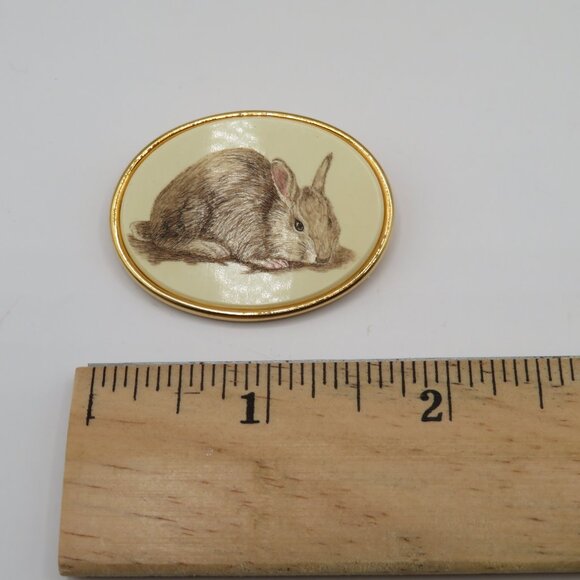Vintage Museum of Fine Arts Scrimshaw Bunny Rabbit Brooch - Picture 5 of 5